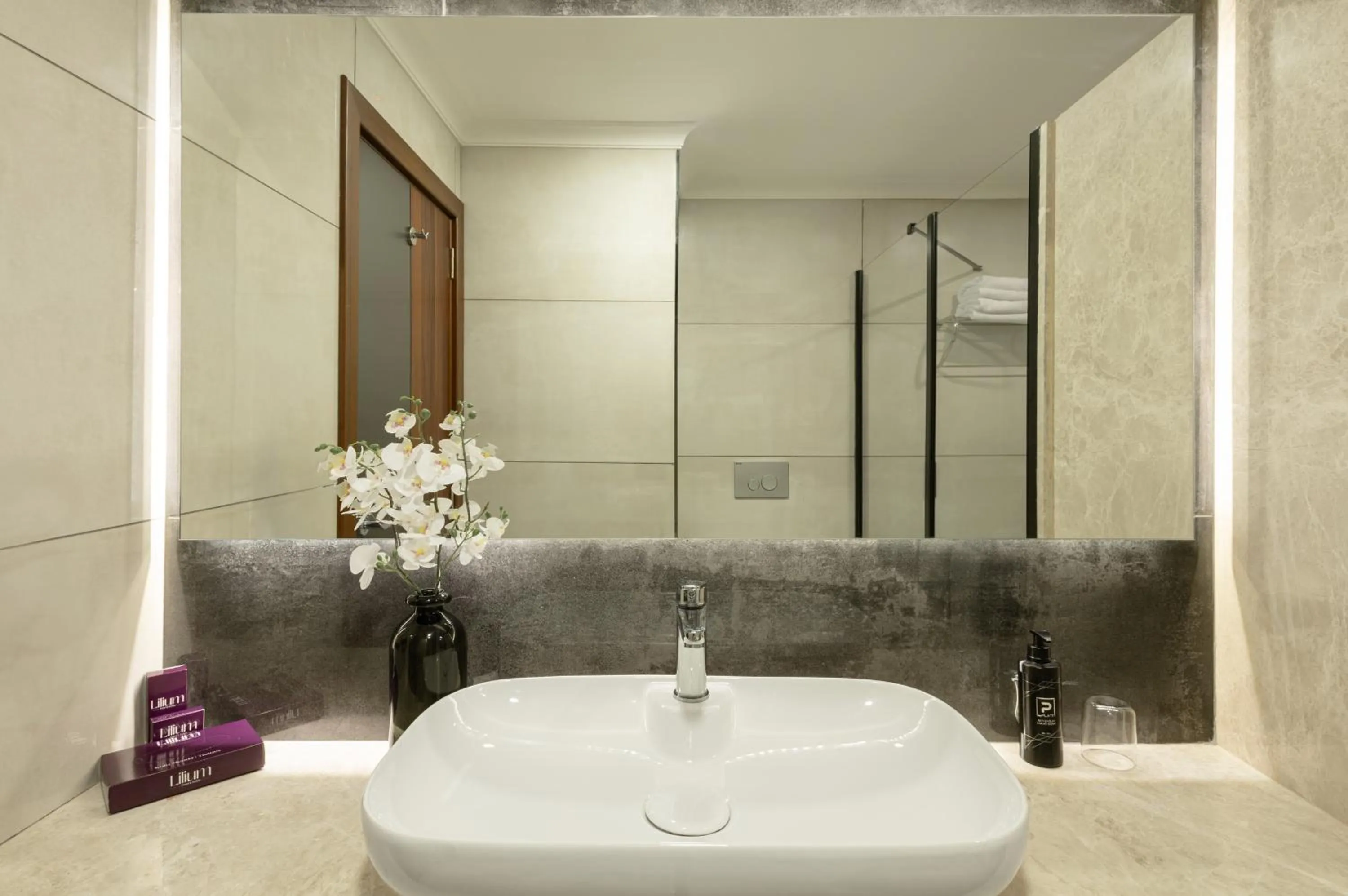 Shower in Lilium Hotel & Suites