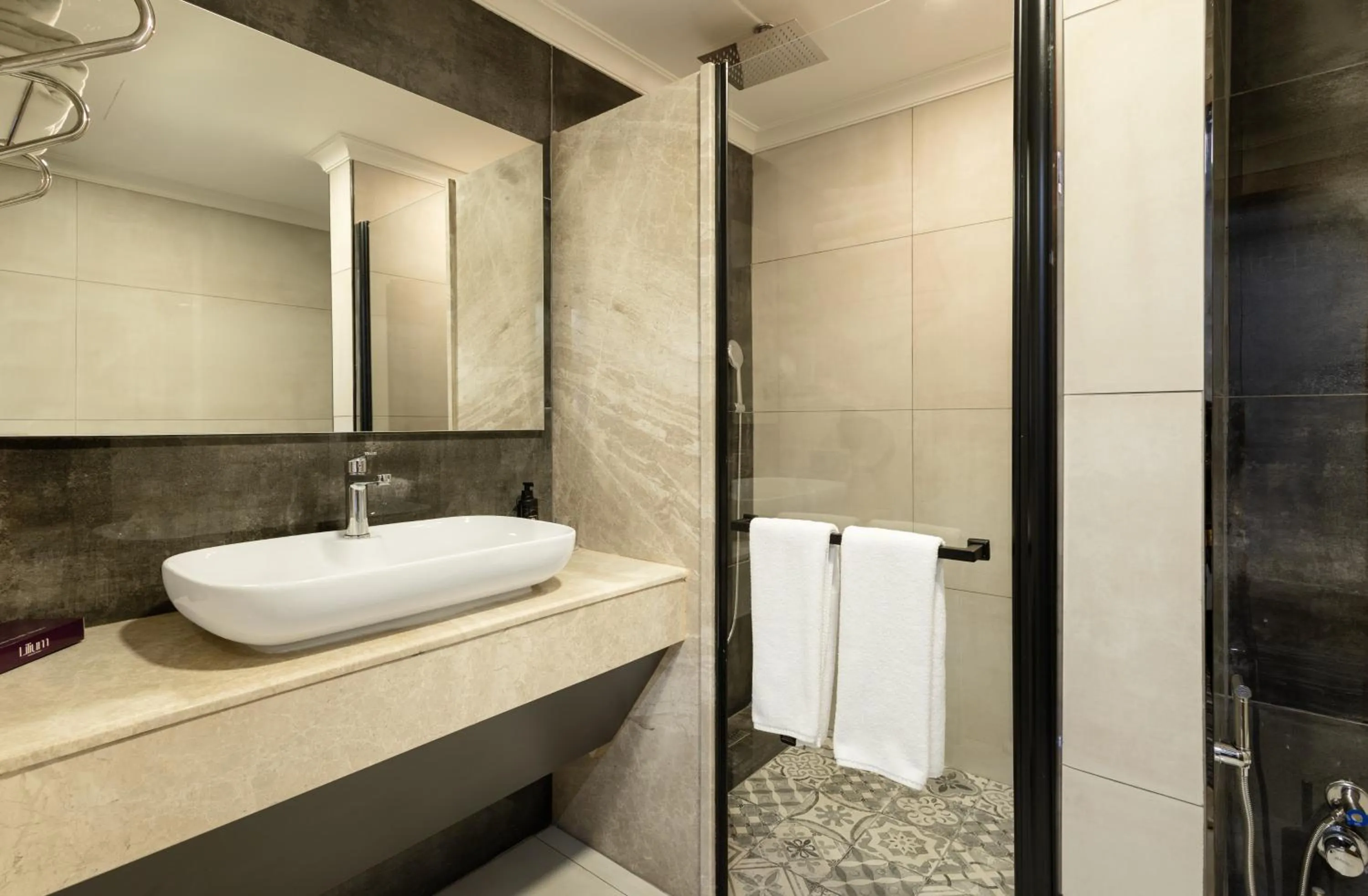 Shower in Lilium Hotel & Suites
