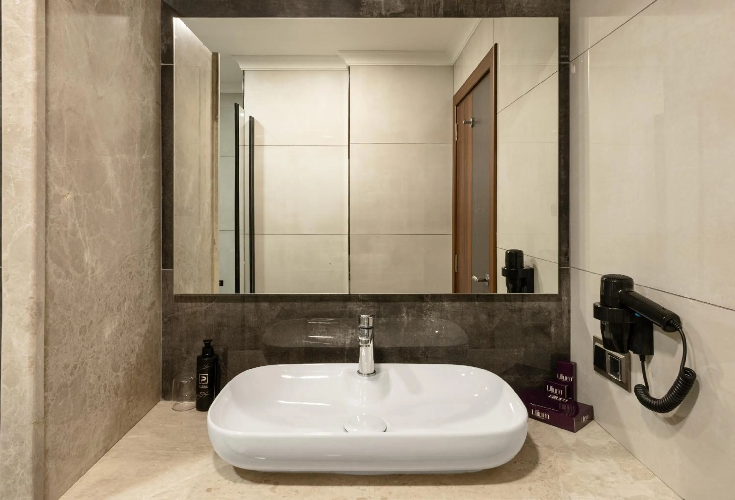 Shower in Lilium Hotel & Suites