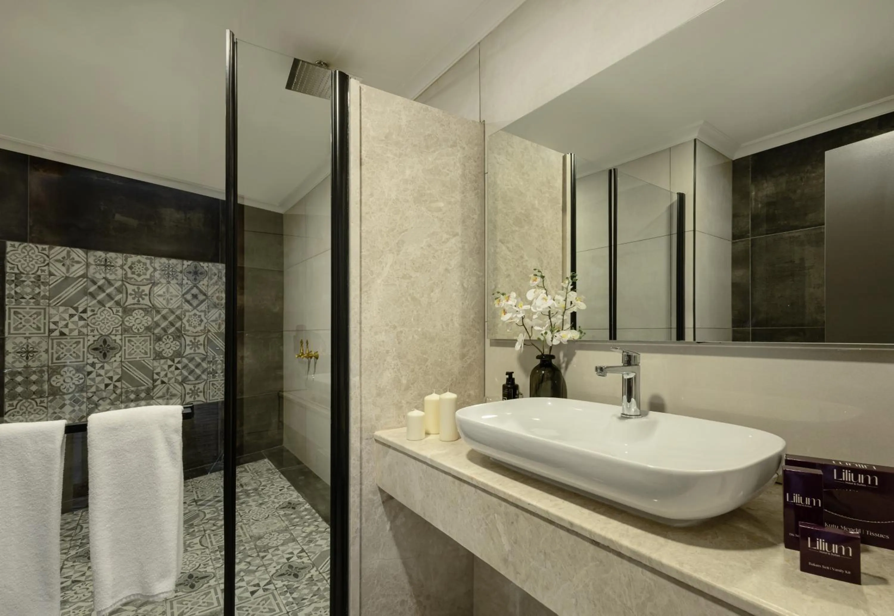 Shower in Lilium Hotel & Suites