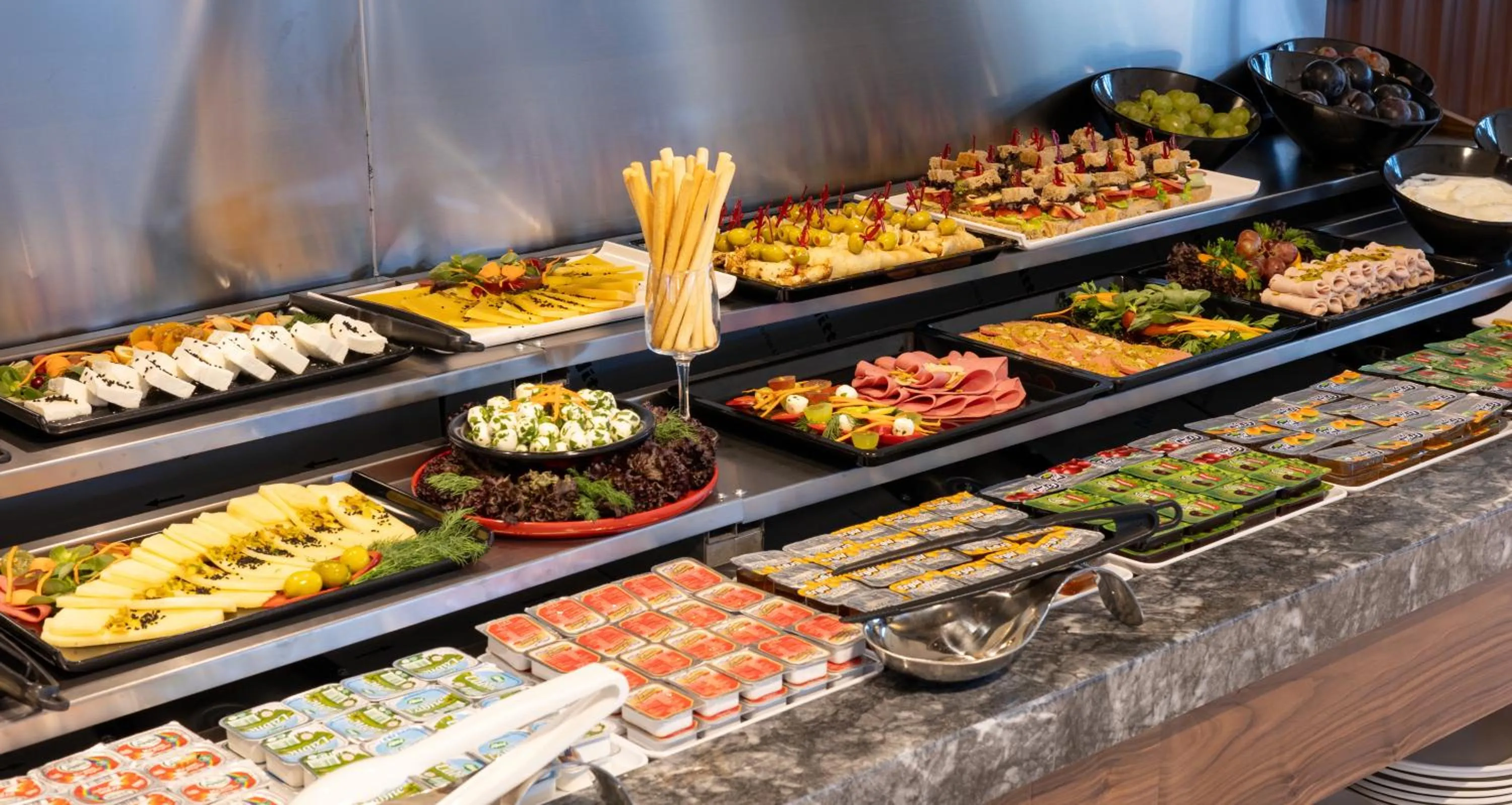 Food and drinks in Lilium Hotel & Suites