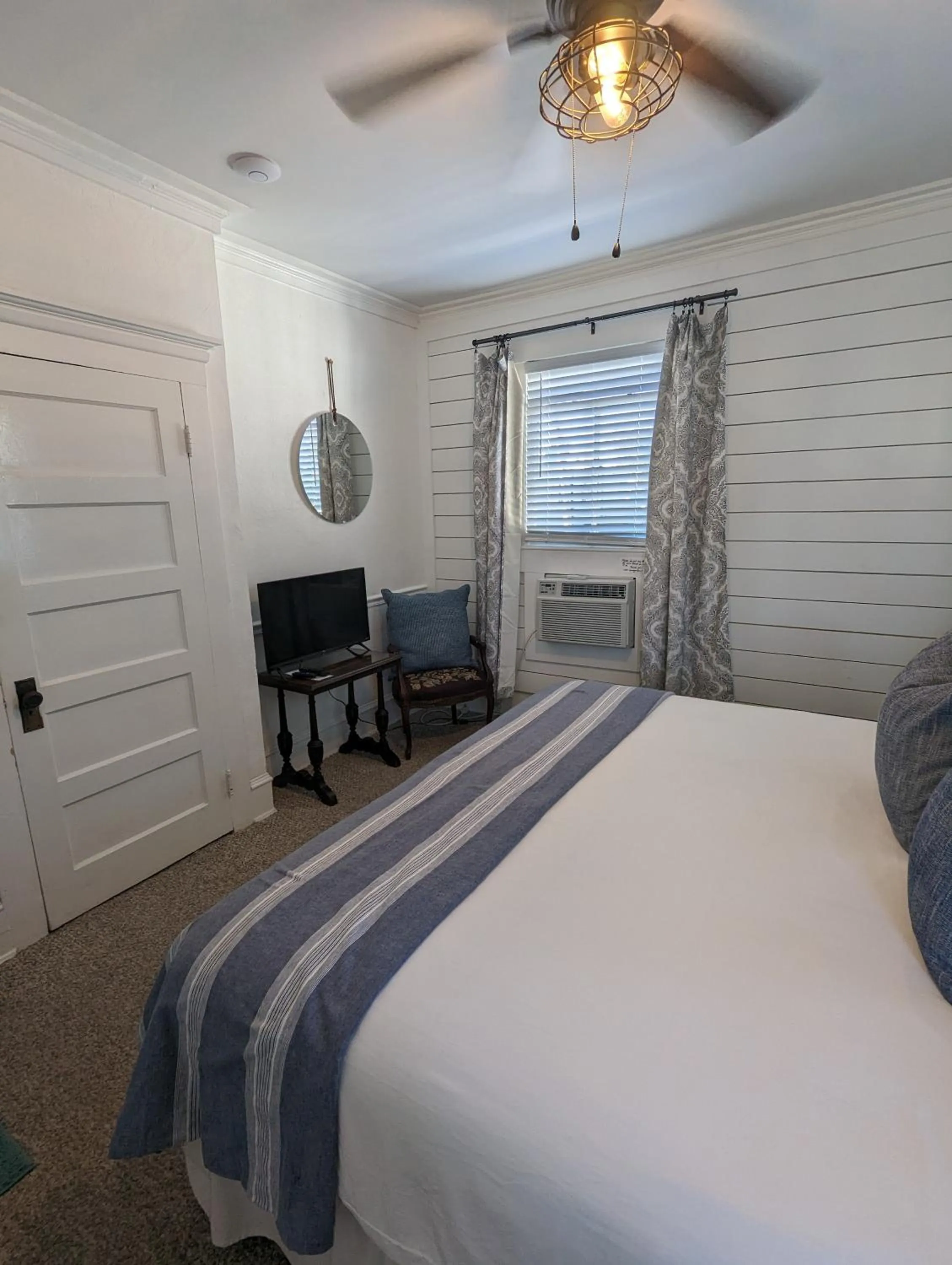 Bed in Old Powder House Inn