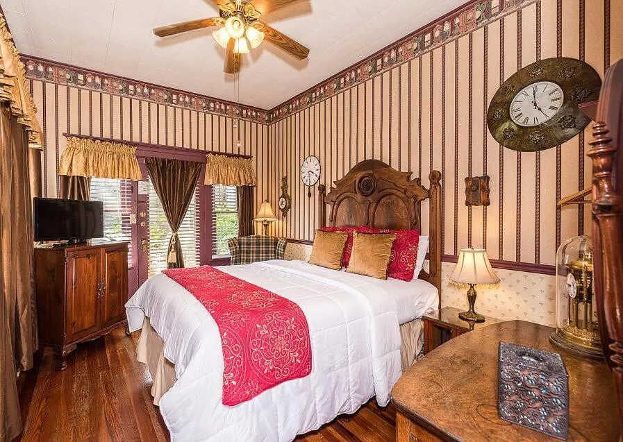 Bed in Old Powder House Inn