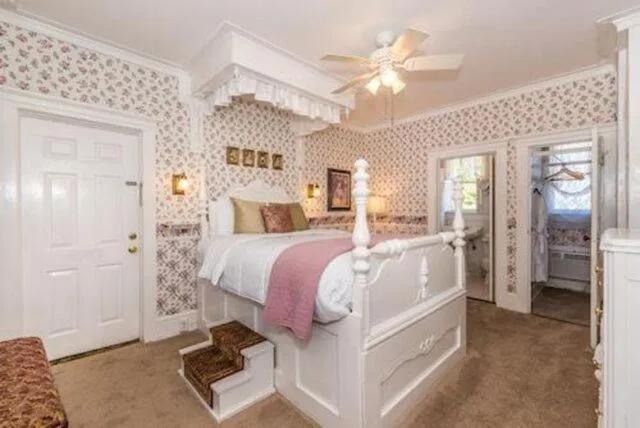 Bed in Old Powder House Inn