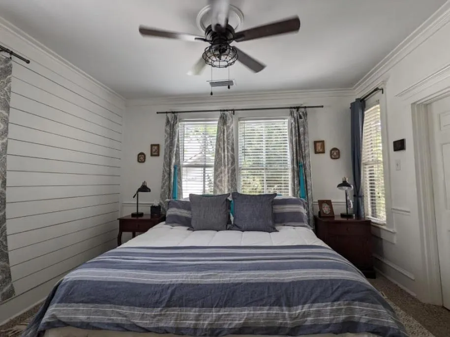 Bed in Old Powder House Inn