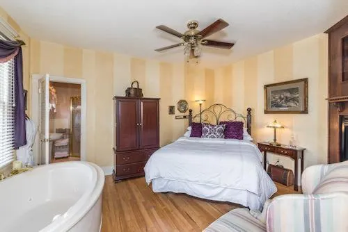 Bed in Old Powder House Inn