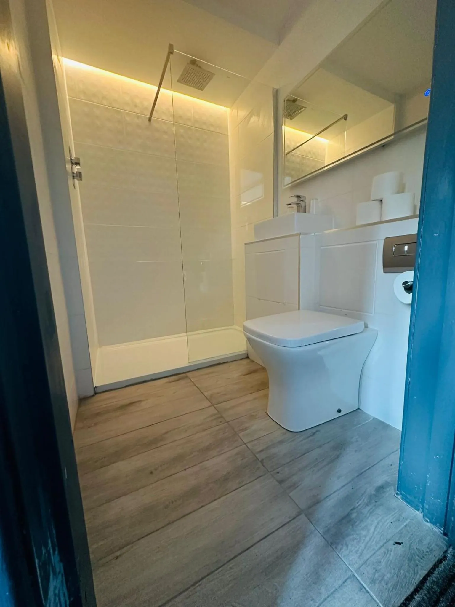 Shower in My Motel Glasgow Airport