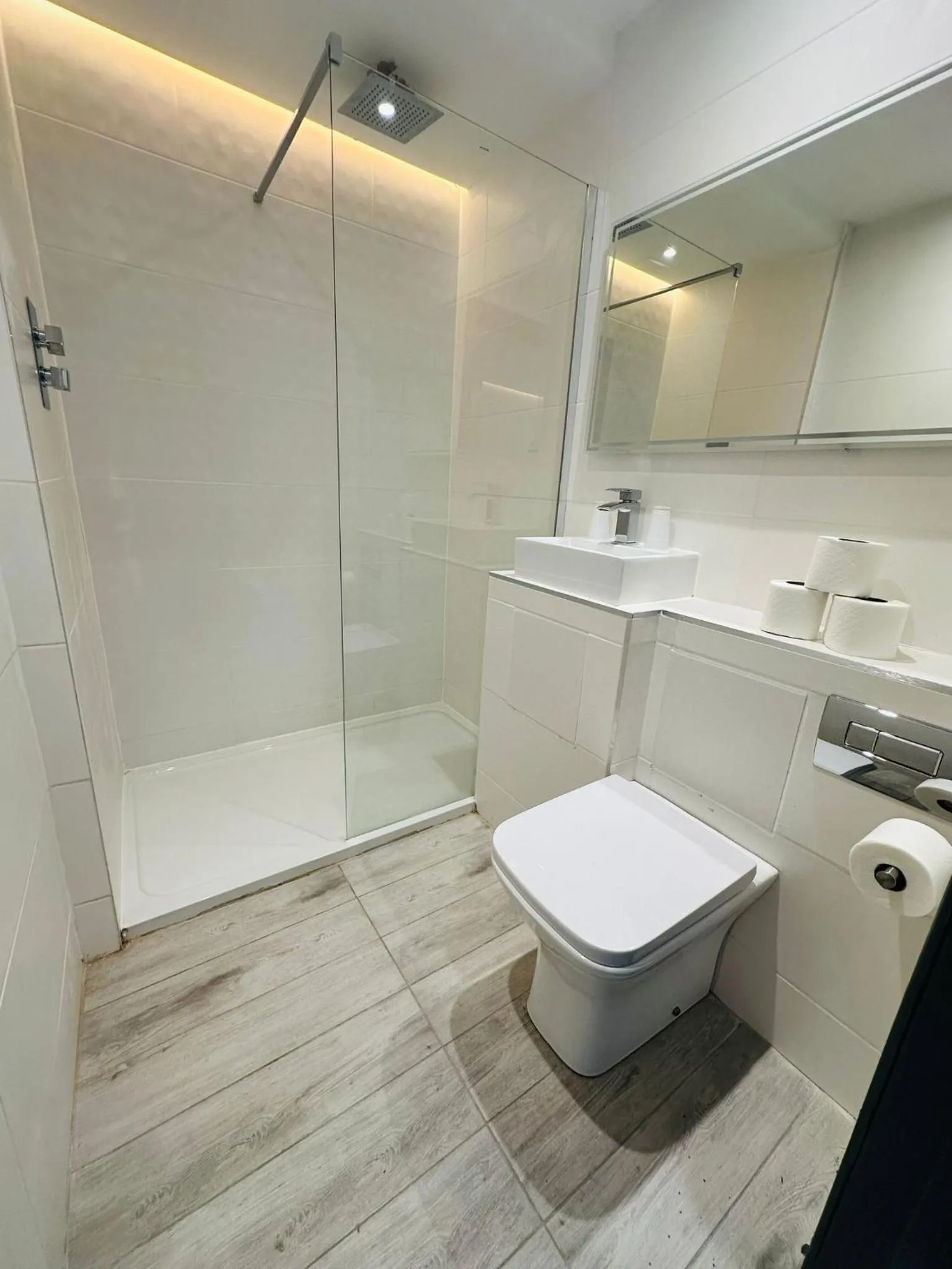 Shower in My Motel Glasgow Airport