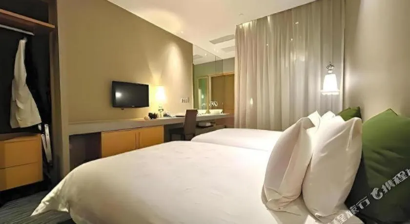 Bed in Guangzhou Carat Hotel