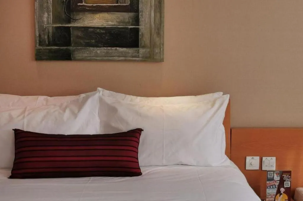 Bed in Jinglun Hotel