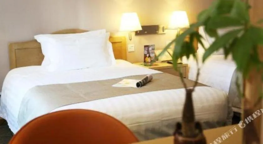 Bed in Jinglun Hotel