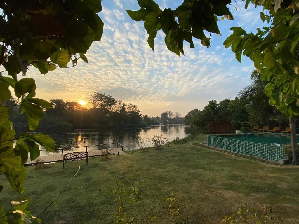 Ruen Maihom Riverside Cottage