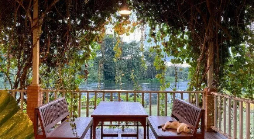 Ruen Maihom Riverside Cottage