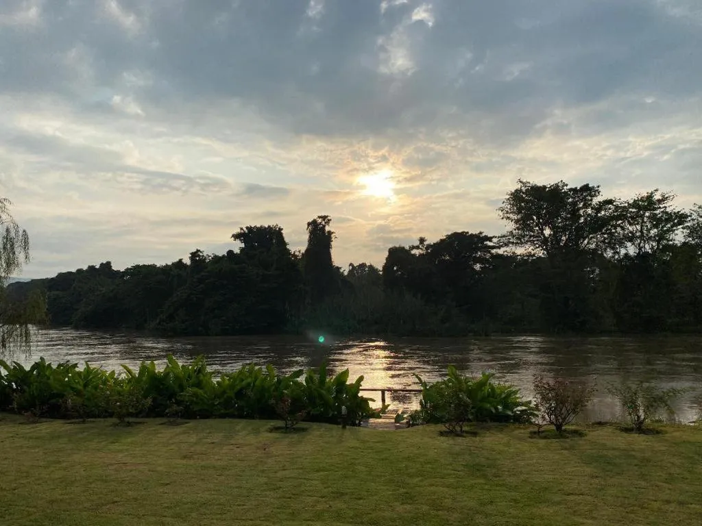 Ruen Maihom Riverside Cottage