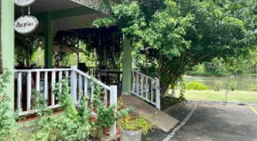 Ruen Maihom Riverside Cottage