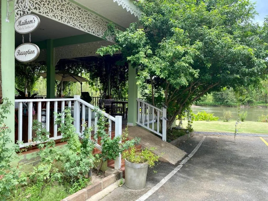 Ruen Maihom Riverside Cottage