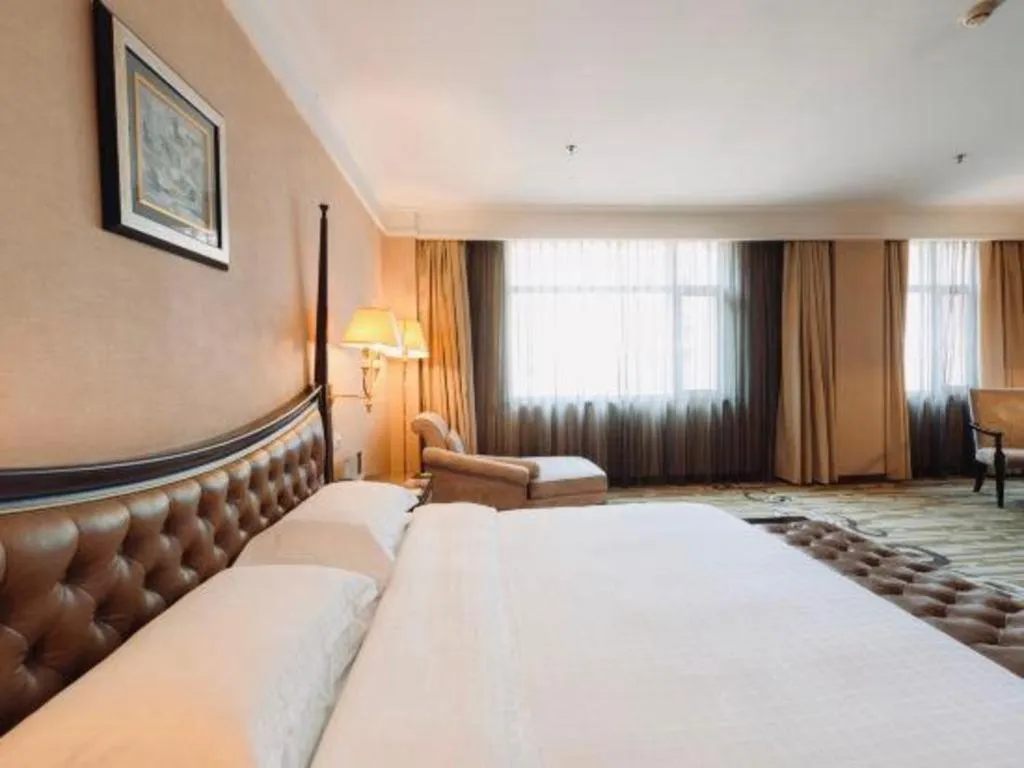 Bed in Qingdao Danube International Hotel