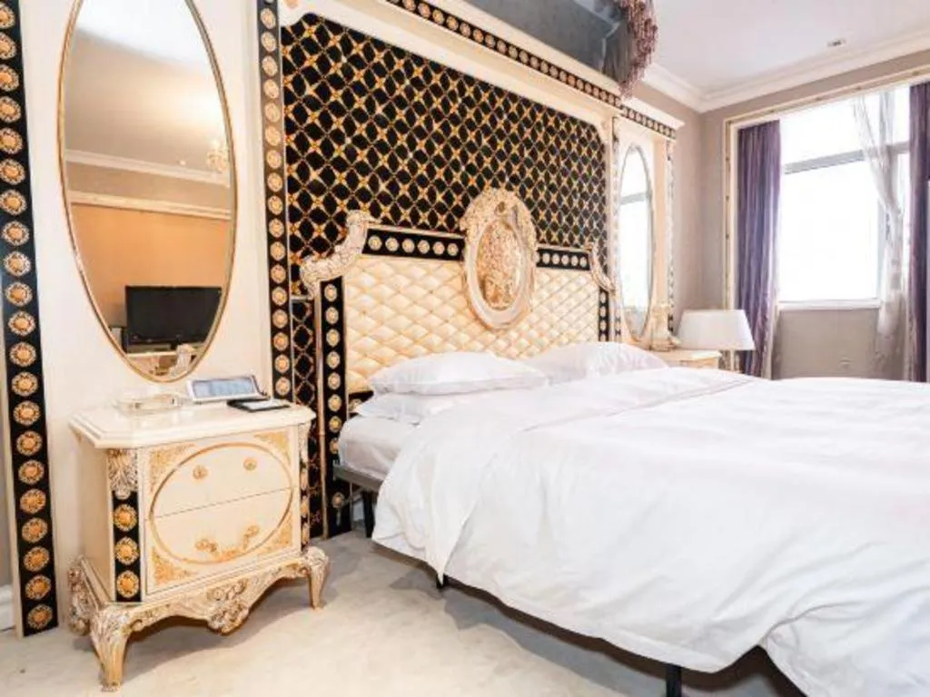 Bed in Qingdao Danube International Hotel