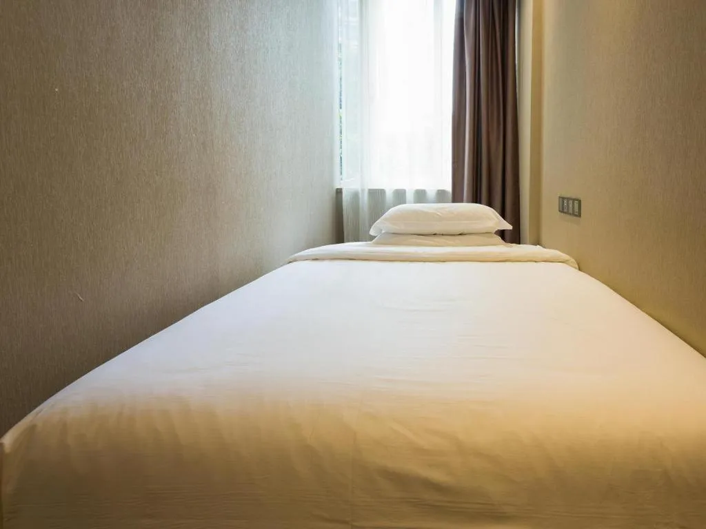 Bed in Lavande Hotel Guangzhou Tianhe Park Metro Station