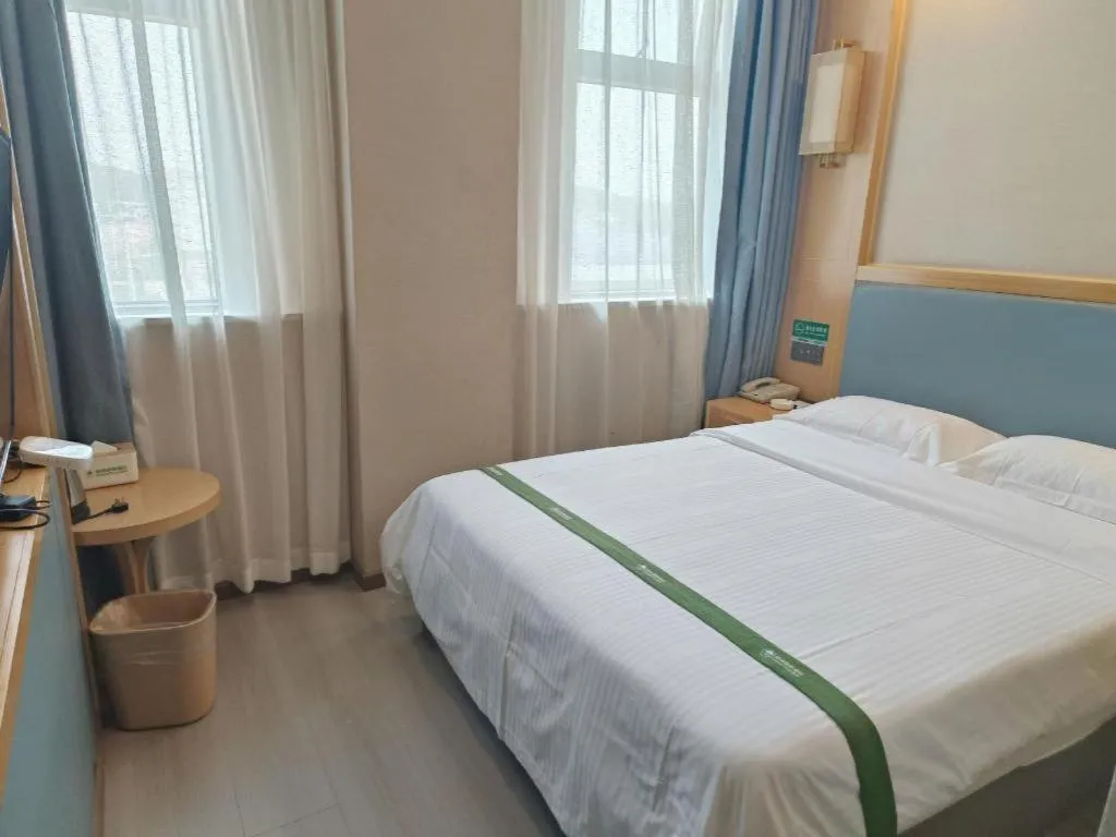 Bed in GreenTree Inn Guiyang Wudang District High-speed Railway East Station