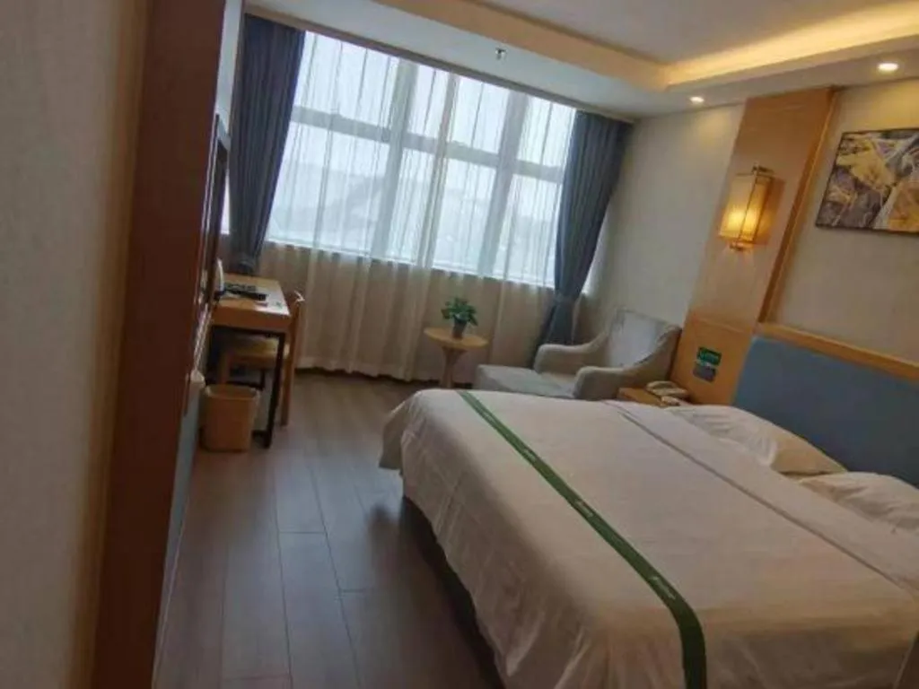 Bed in GreenTree Inn Guiyang Wudang District High-speed Railway East Station