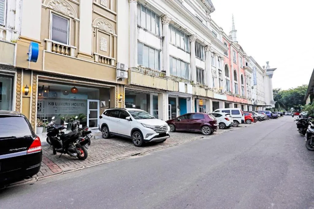 Capital O 91407 Kb Luxury Hostel