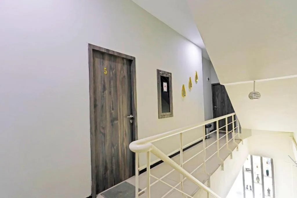 Capital O 91407 Kb Luxury Hostel