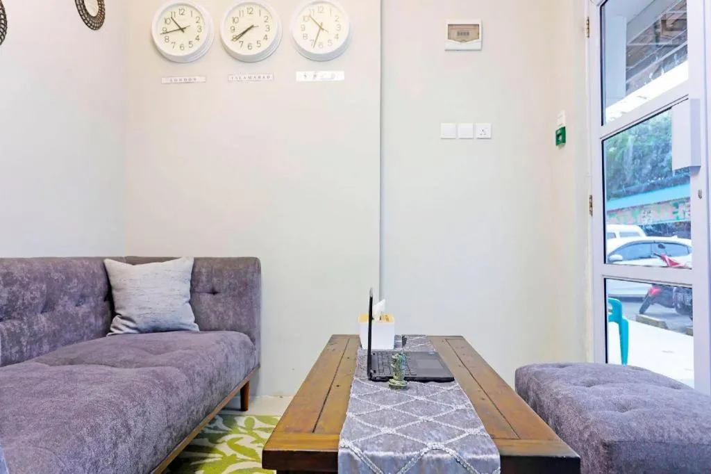 Capital O 91407 Kb Luxury Hostel