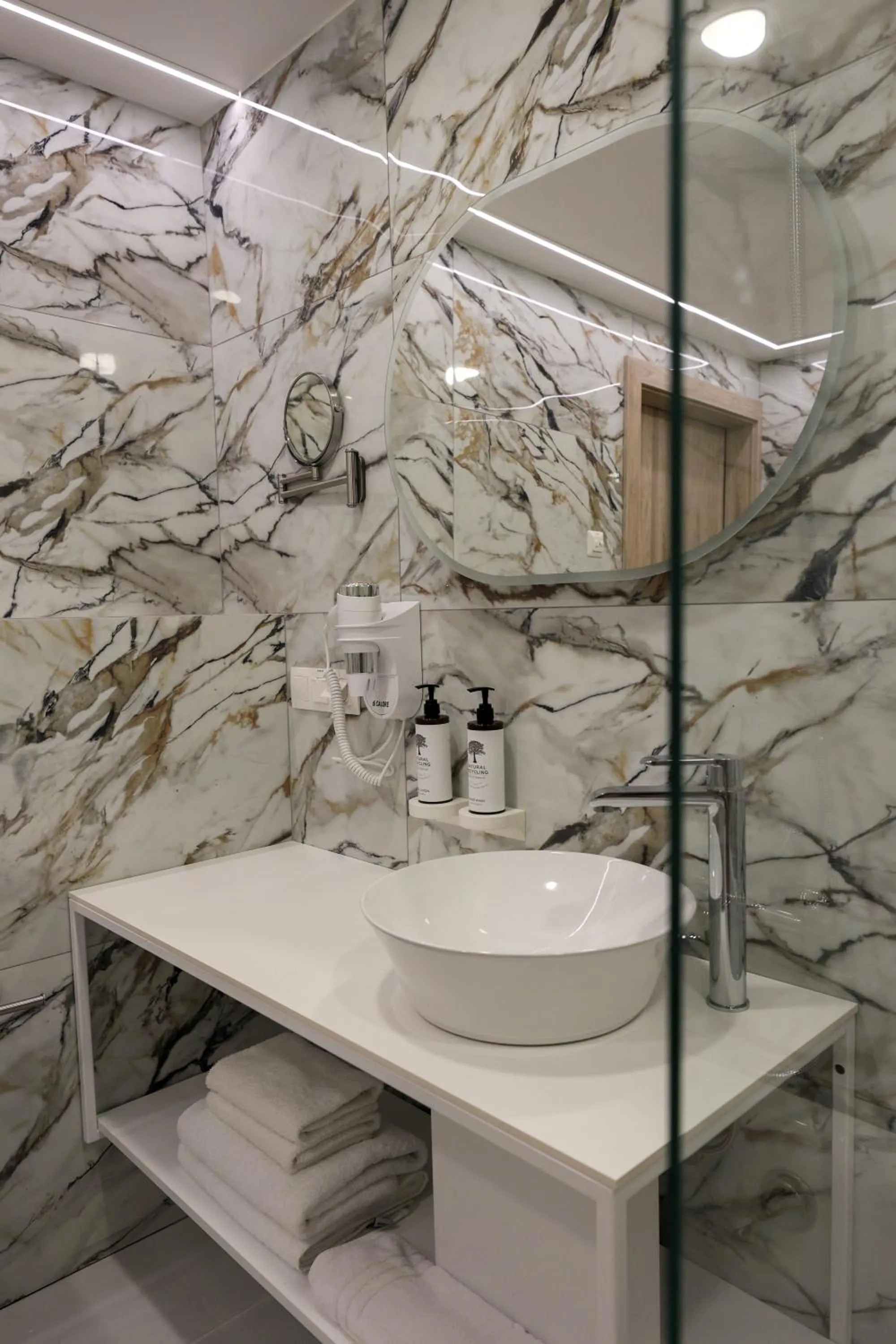 Shower in Suncity Hotel & SPA