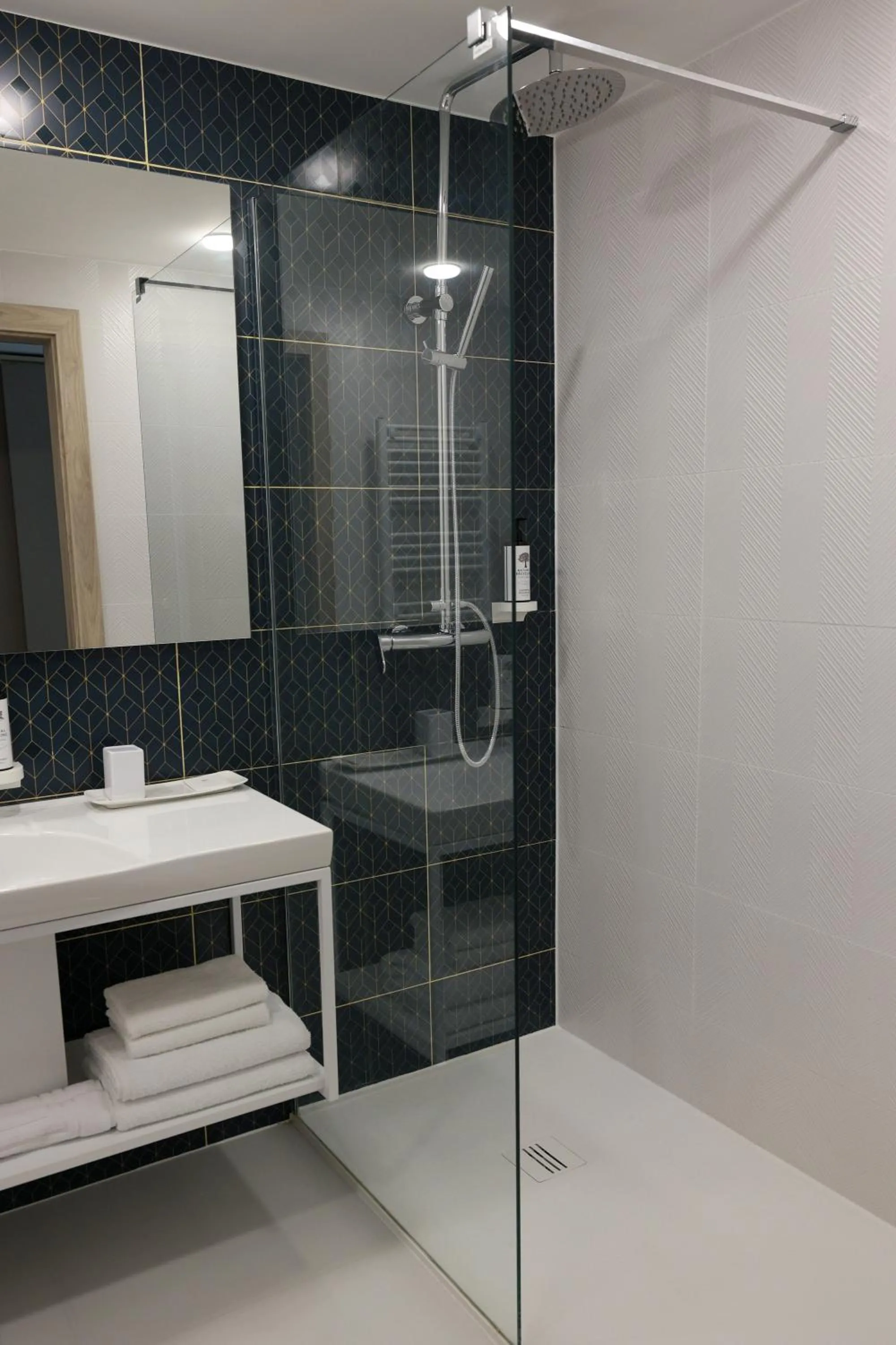 Shower in Suncity Hotel & SPA