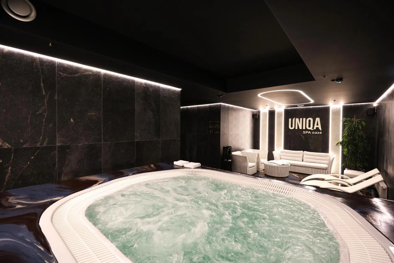 Hot Tub in Suncity Hotel & SPA