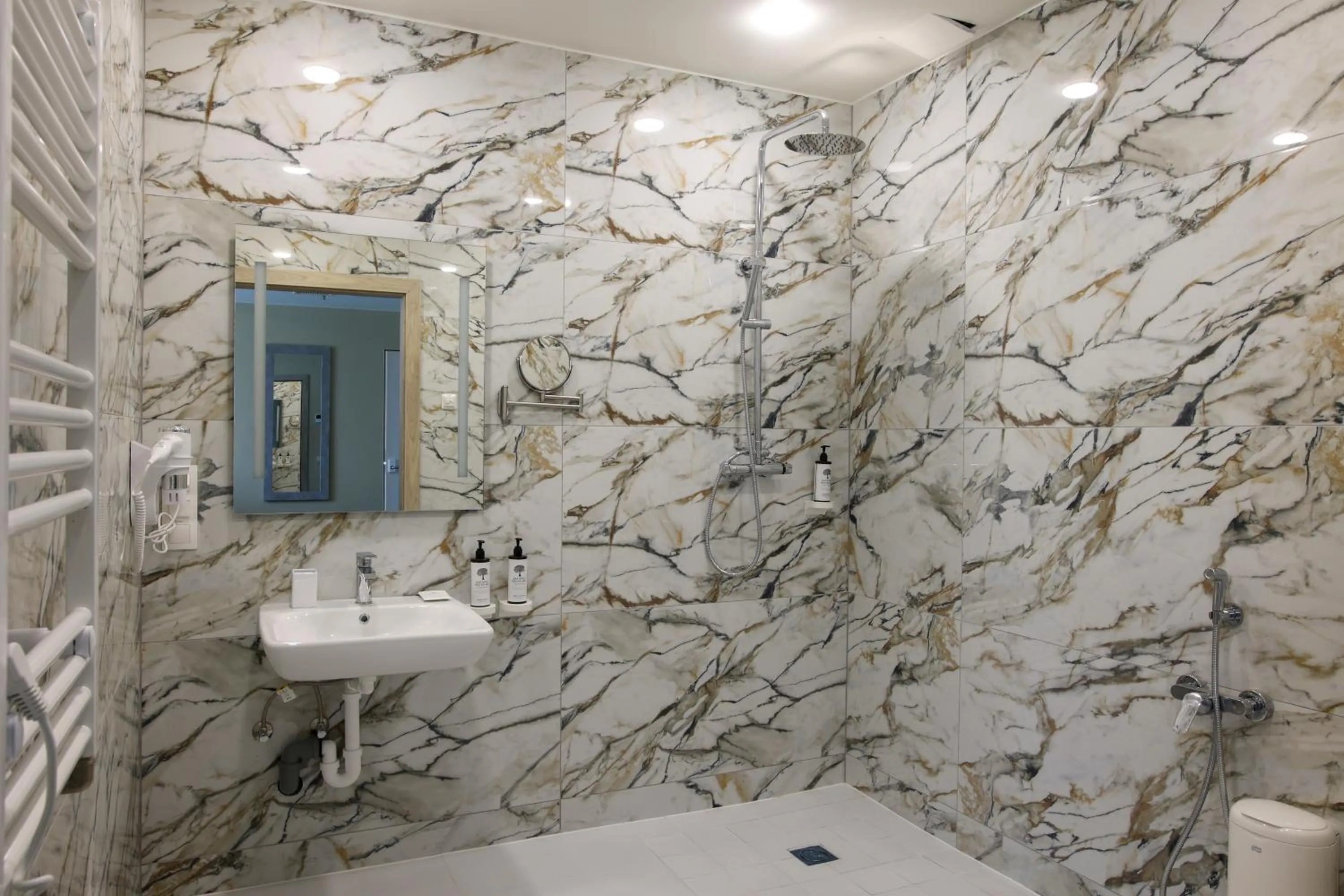 Shower in Suncity Hotel & SPA