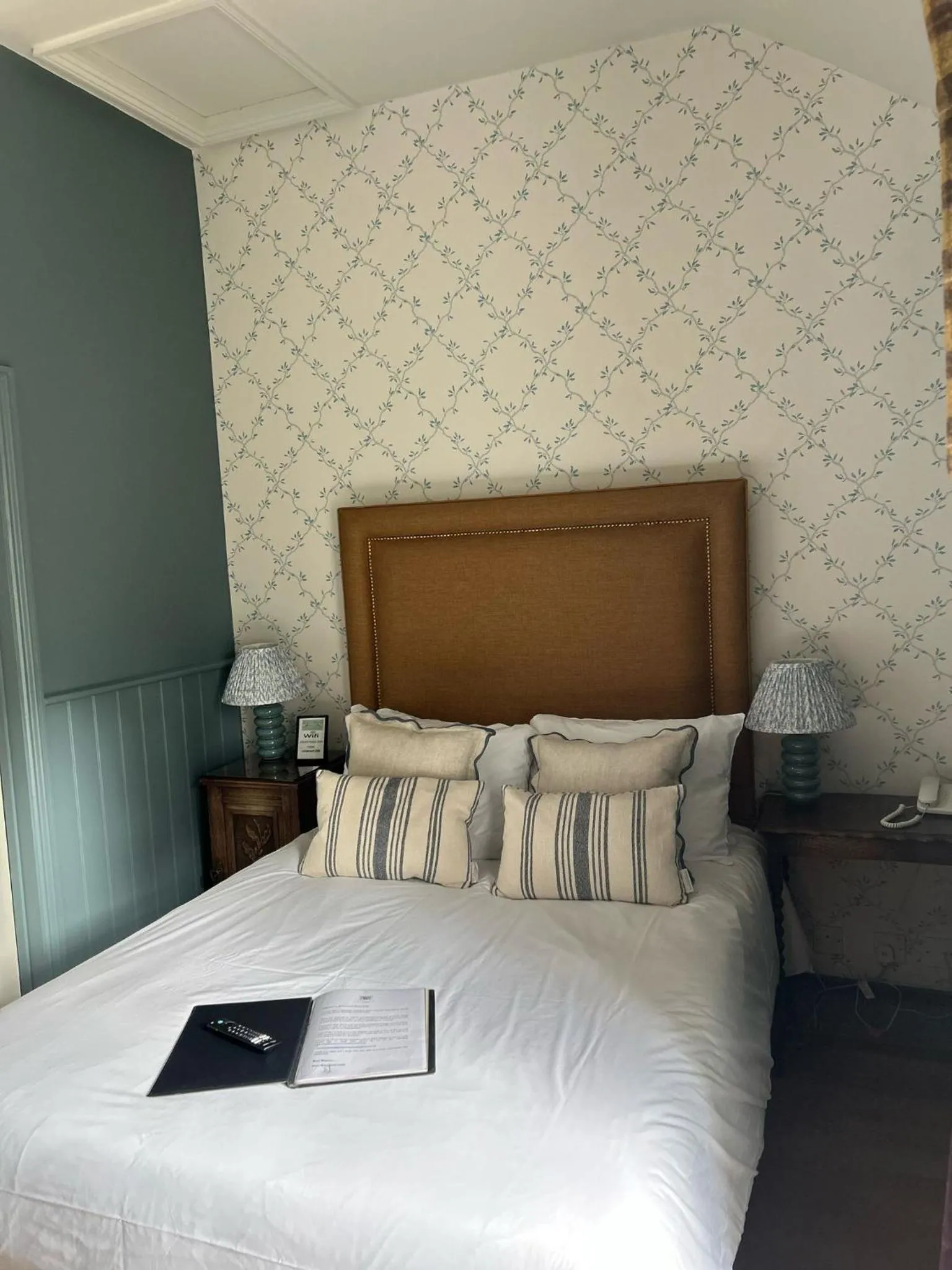 Bed in Ravenwood Hall Hotel