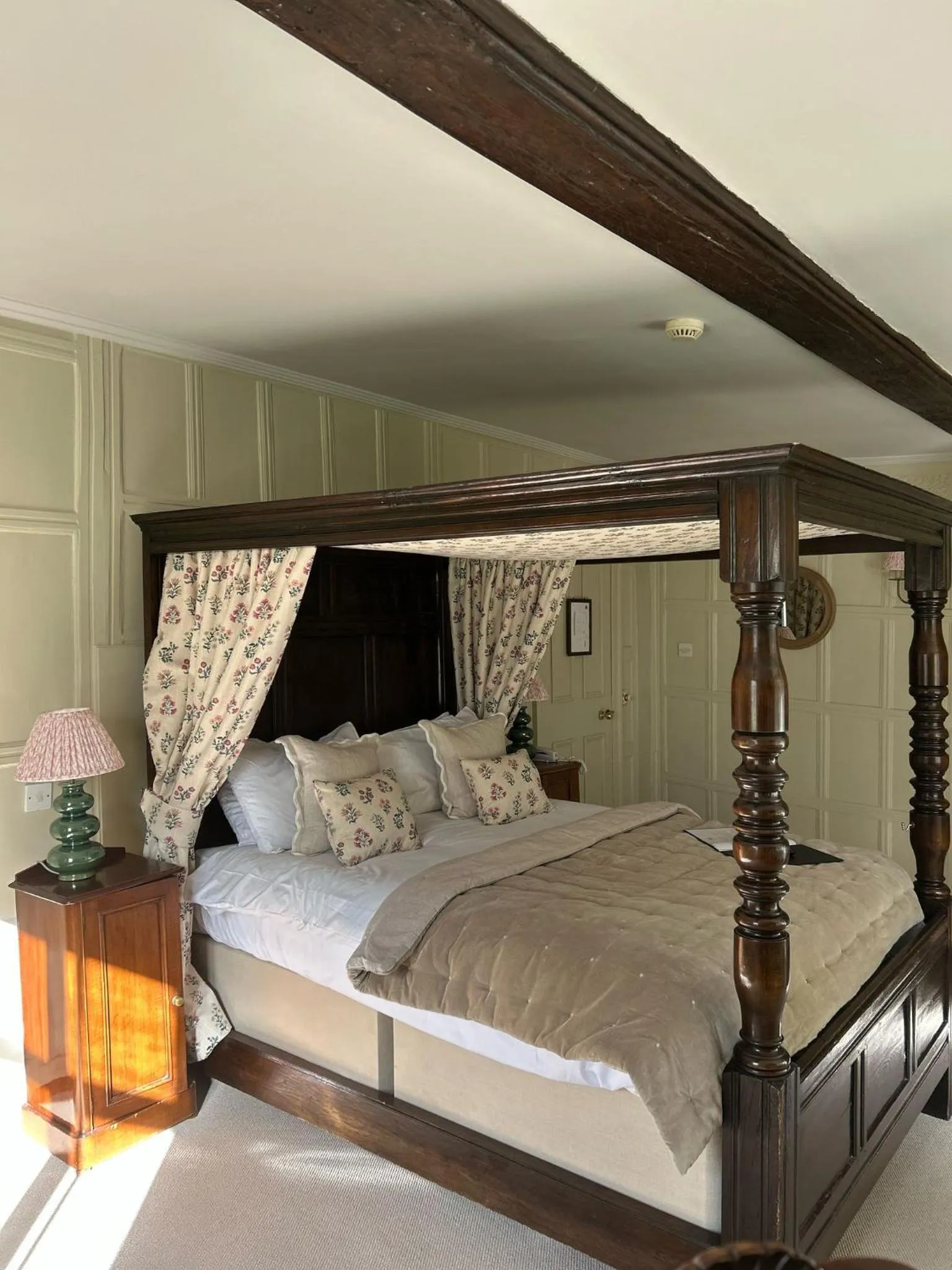 Bed in Ravenwood Hall Hotel