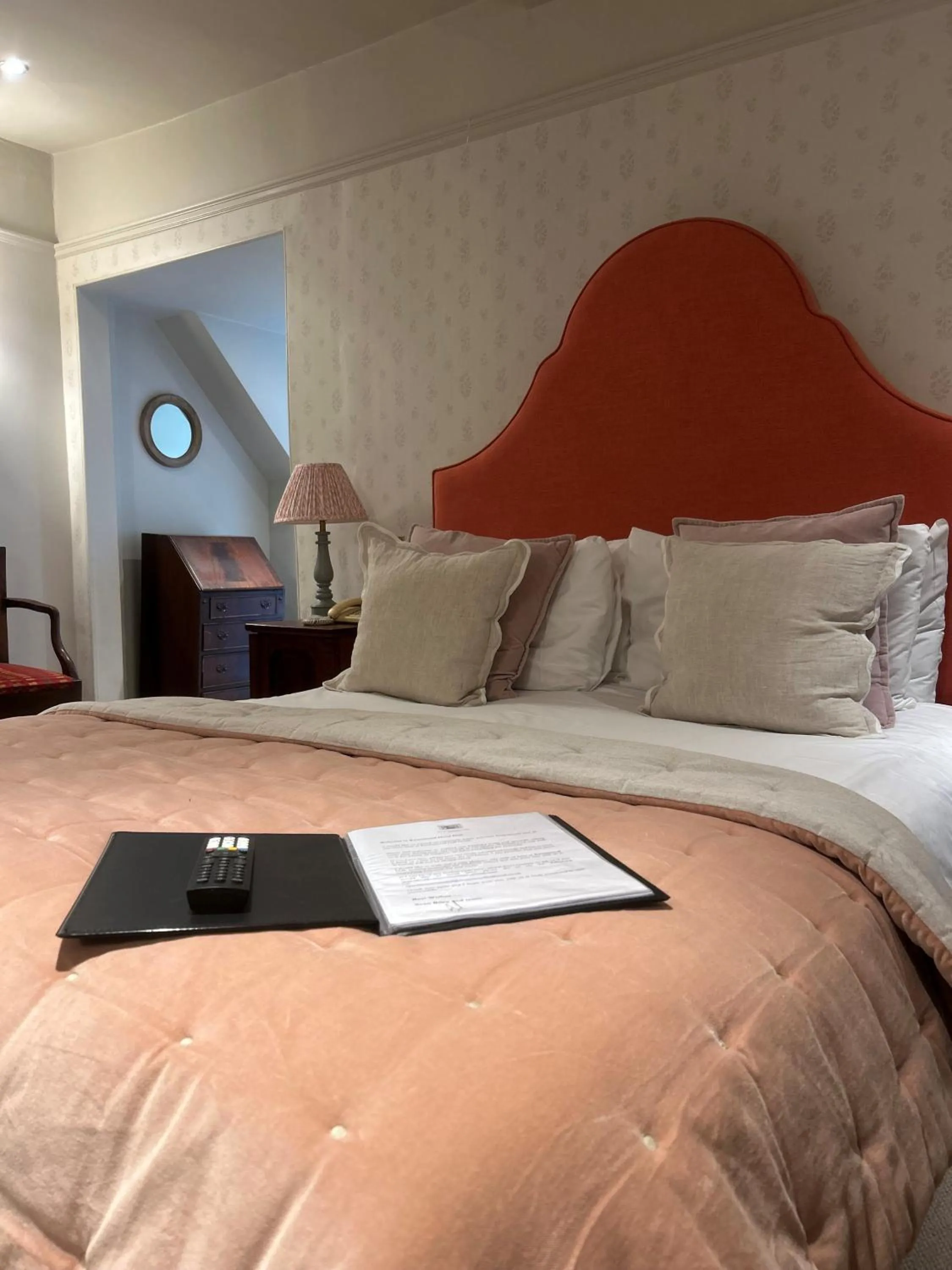 Photo of the whole room, Bed in Ravenwood Hall Hotel