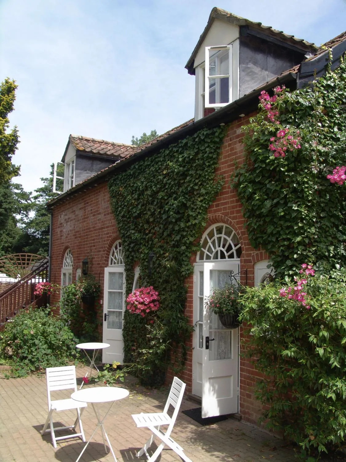 Patio in Ravenwood Hall Hotel