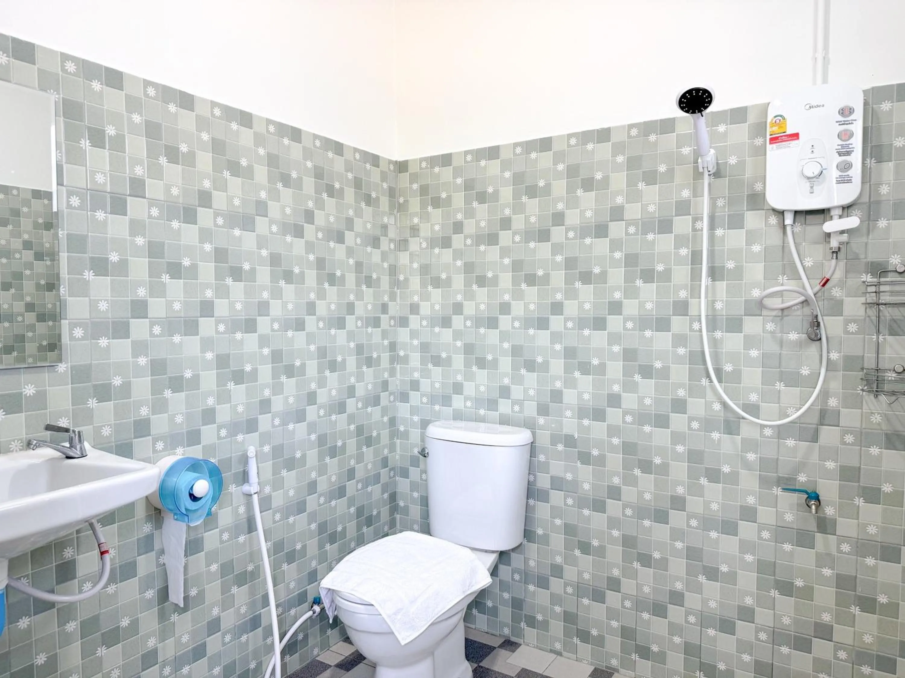 Shower in Jira Hotel