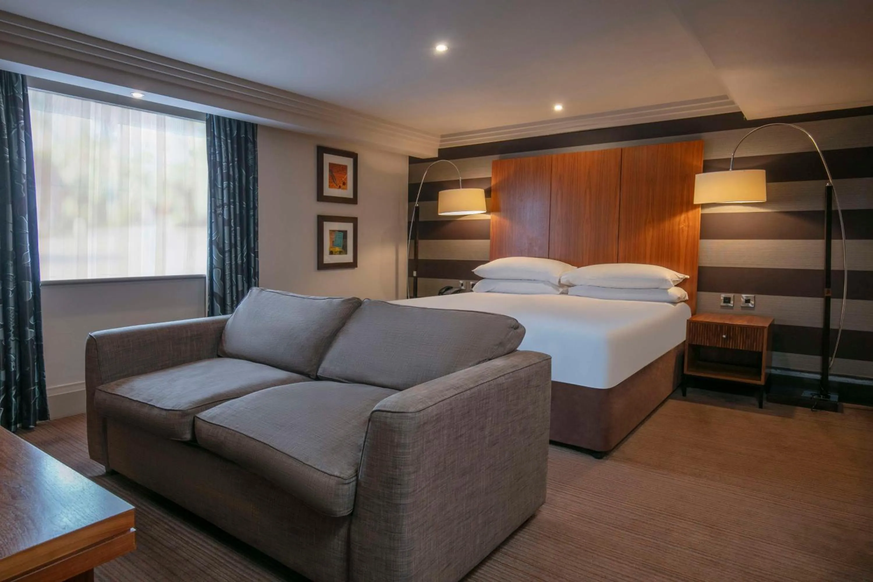 Living room, Bed in DoubleTree by Hilton Stratford-upon-Avon, United Kingdom