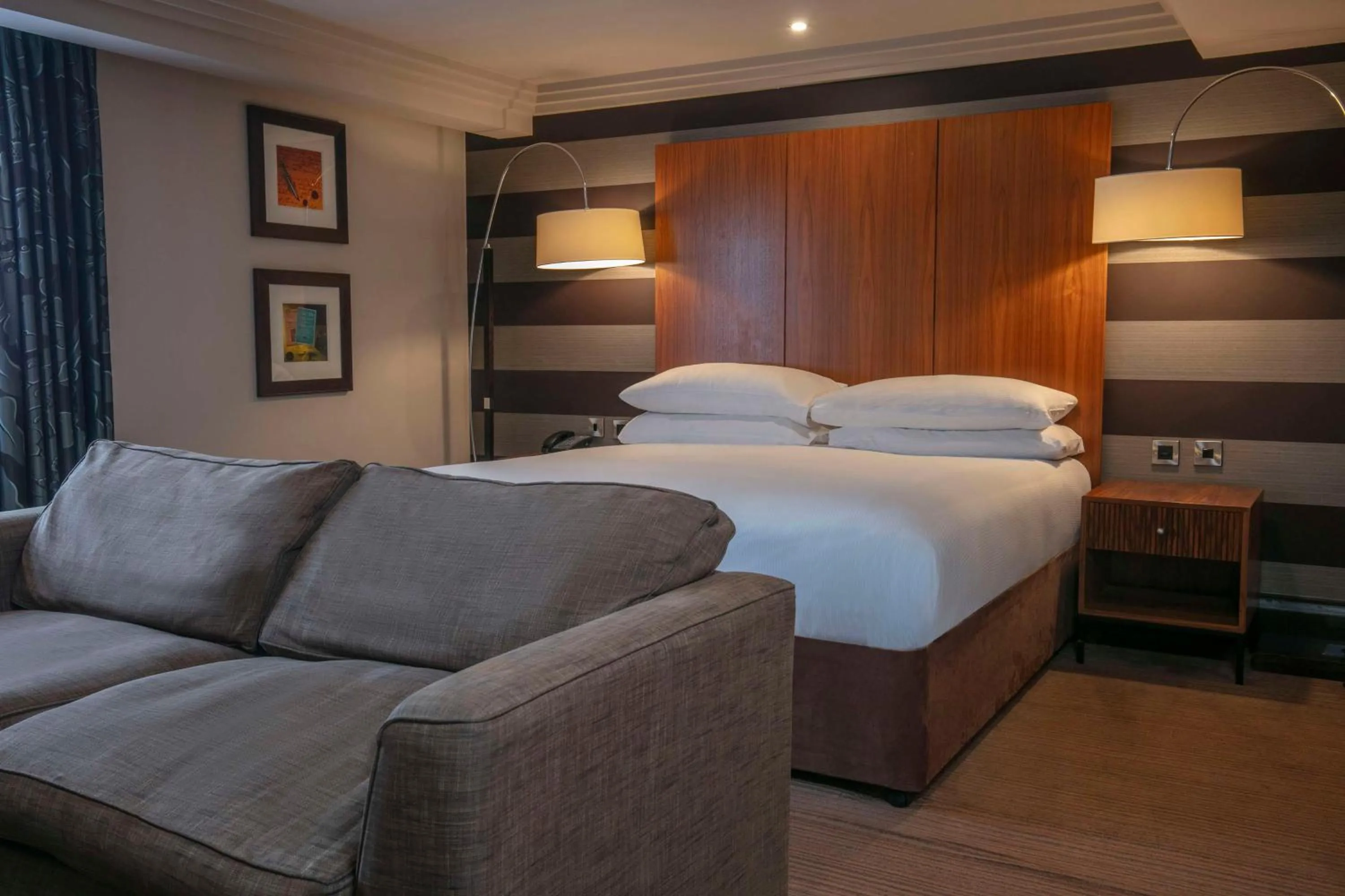 Living room, Bed in DoubleTree by Hilton Stratford-upon-Avon, United Kingdom