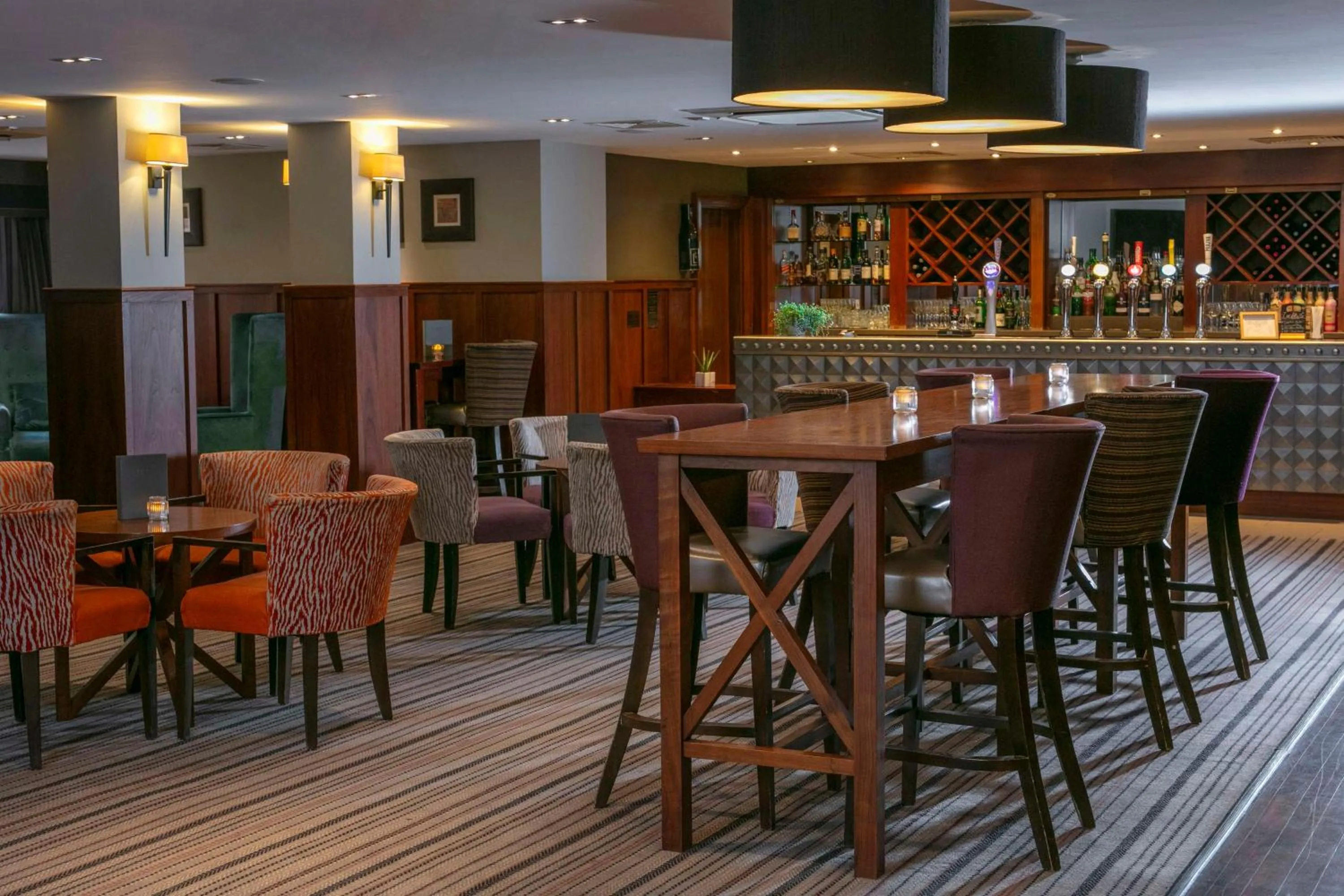 Lounge or bar in DoubleTree by Hilton Stratford-upon-Avon, United Kingdom