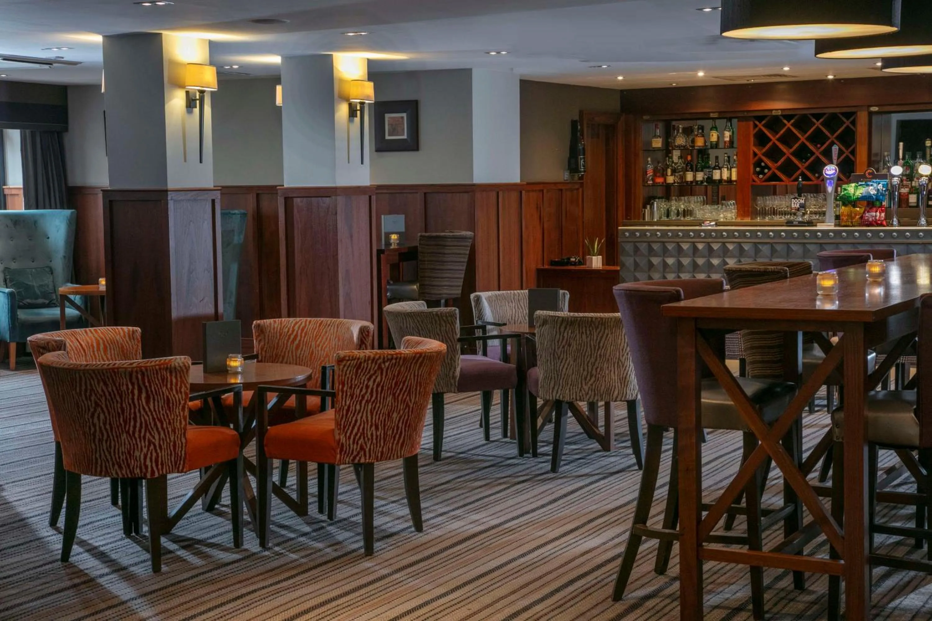 Lounge or bar in DoubleTree by Hilton Stratford-upon-Avon, United Kingdom