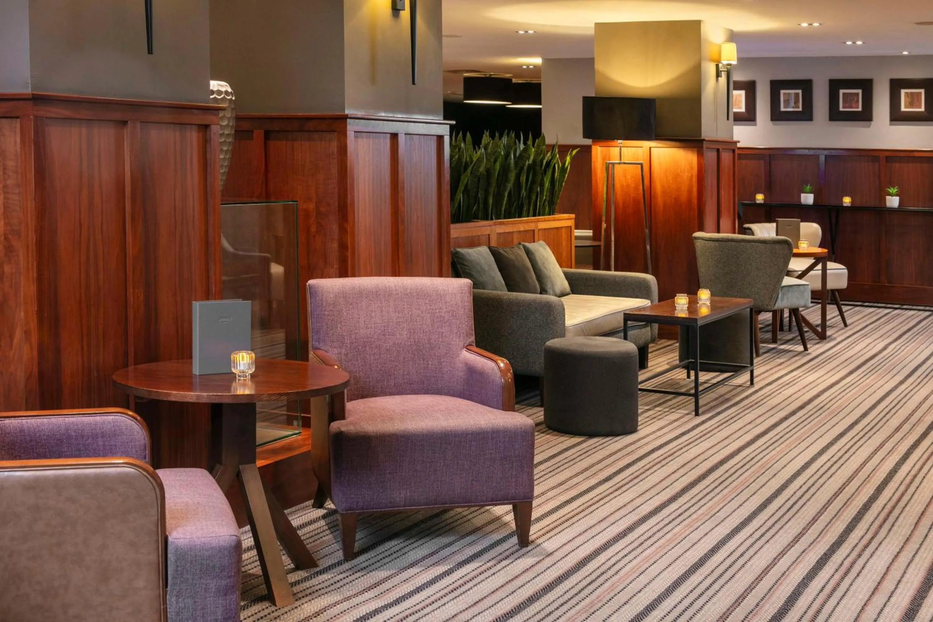 Lobby or reception in DoubleTree by Hilton Stratford-upon-Avon, United Kingdom