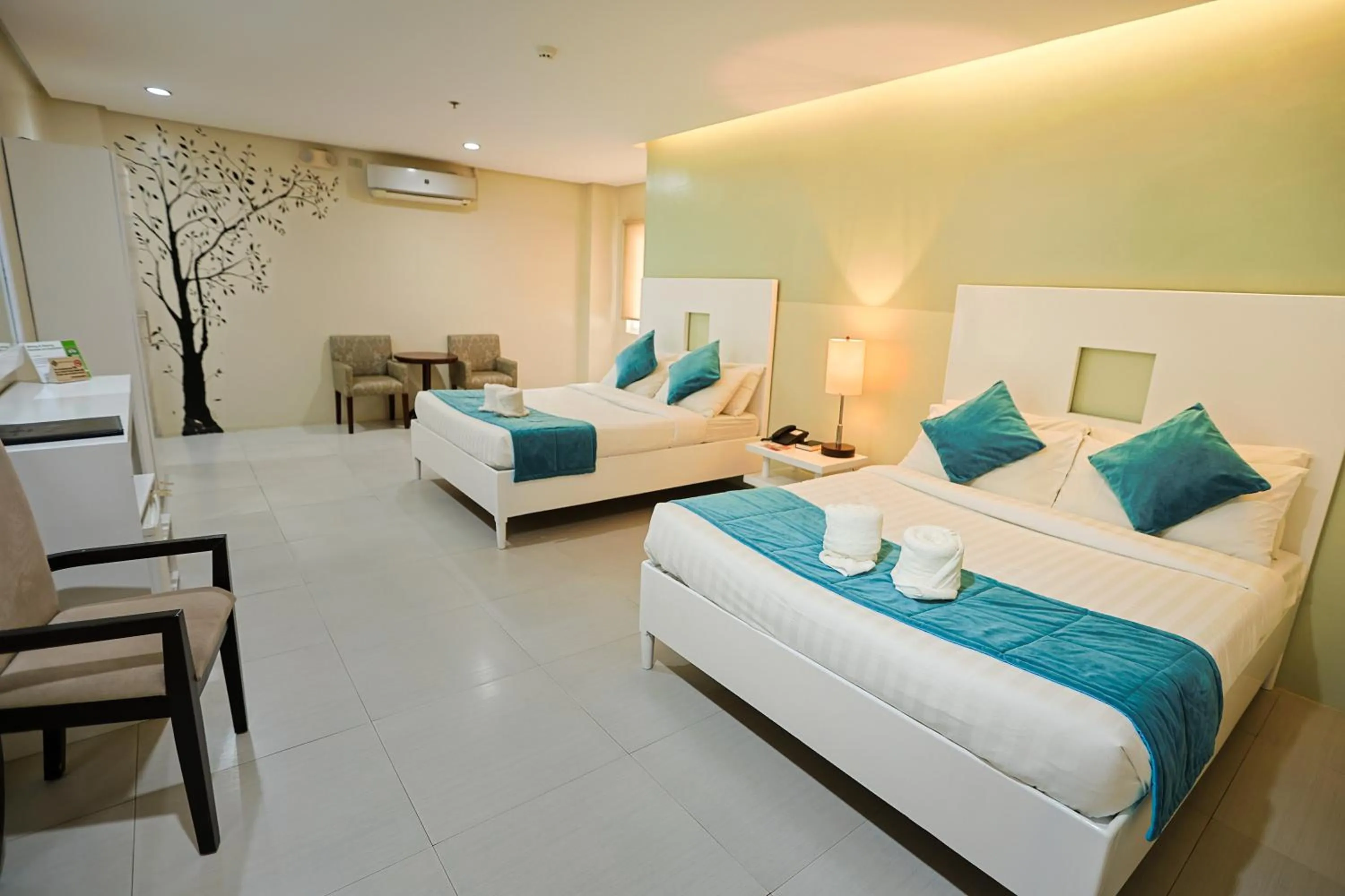 Photo of the whole room, Bed in Holiday Suites Business District - formerly Empire Suites Hotel