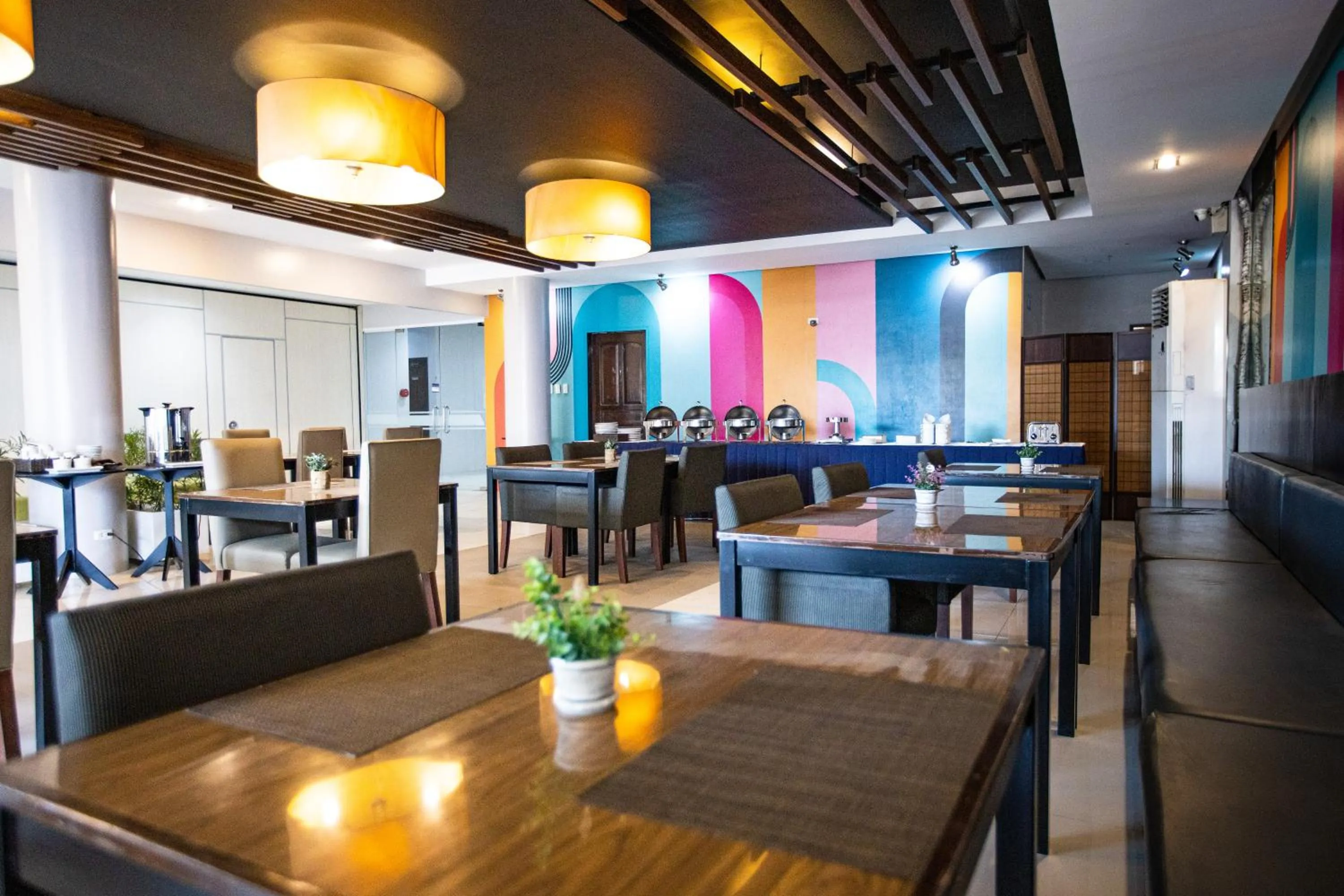 Restaurant/places to eat in Holiday Suites Business District - formerly Empire Suites Hotel