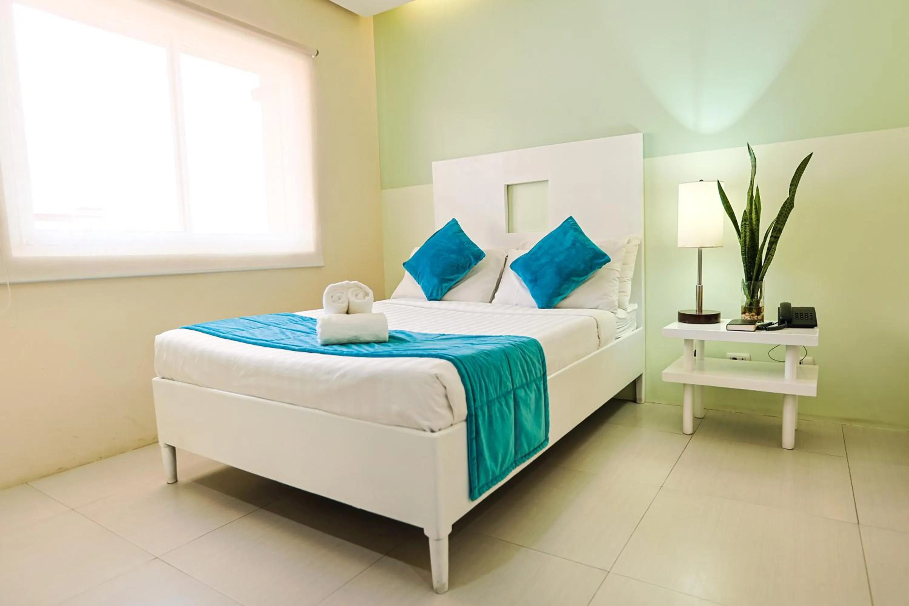 Bed in Holiday Suites Business District - formerly Empire Suites Hotel