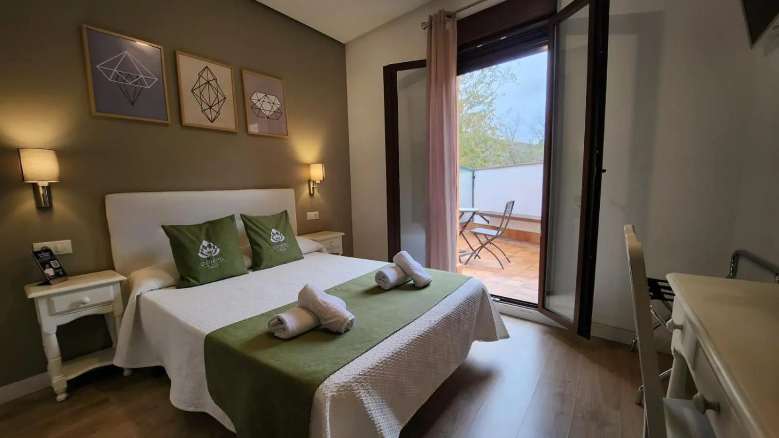 TV and multimedia, Bed in Eco Hotel Toledo