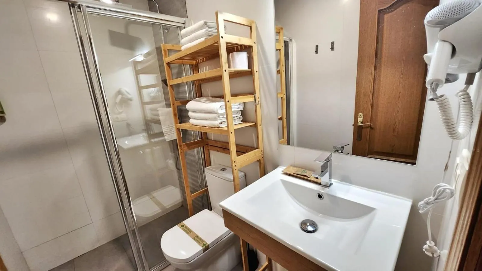 Toilet in Eco Hotel Toledo