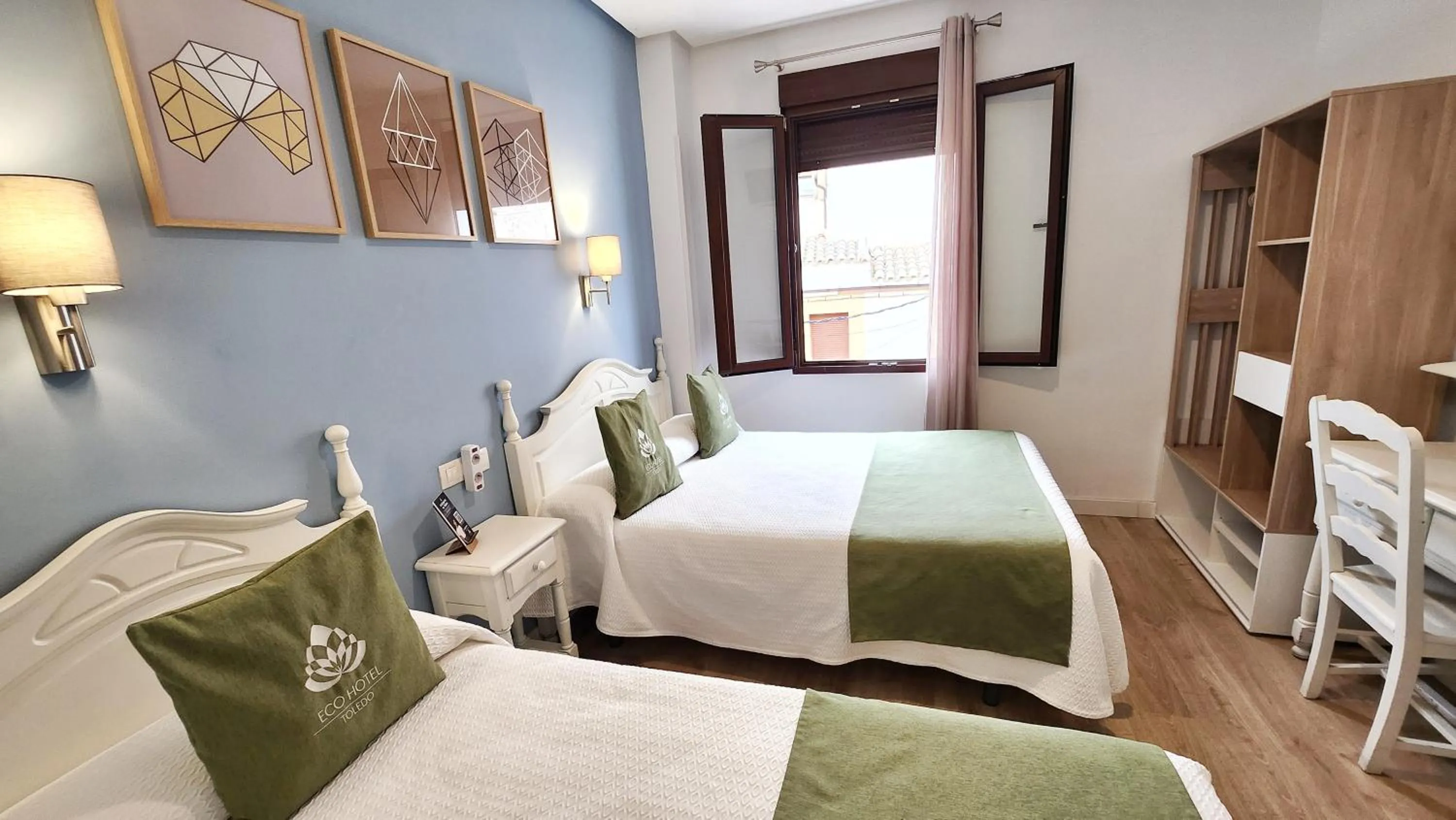 Quiet street view, Bed in Eco Hotel Toledo