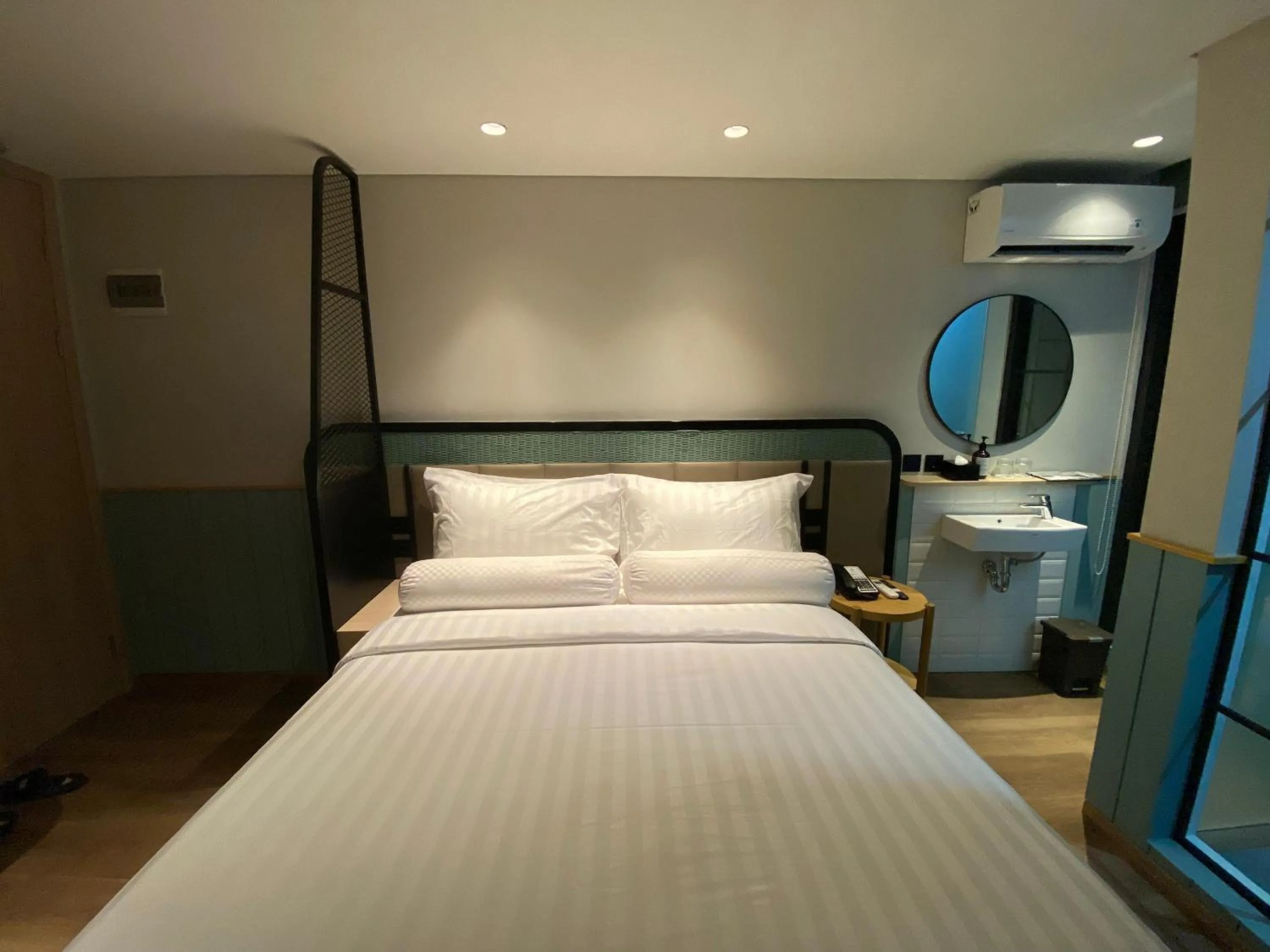 Bedroom, Bed in Luxeur Jakarta - Setiabudi