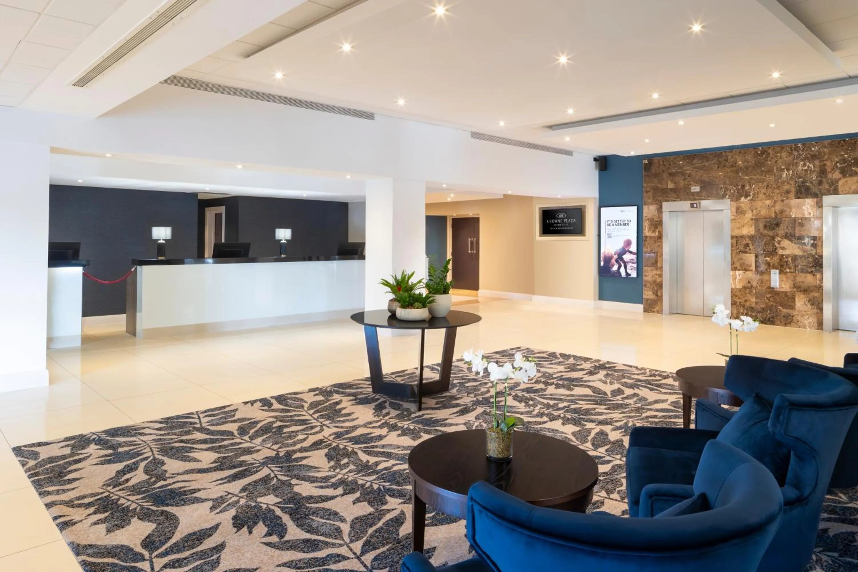 Lobby or reception in Crowne Plaza Stratford-upon-Avon by IHG